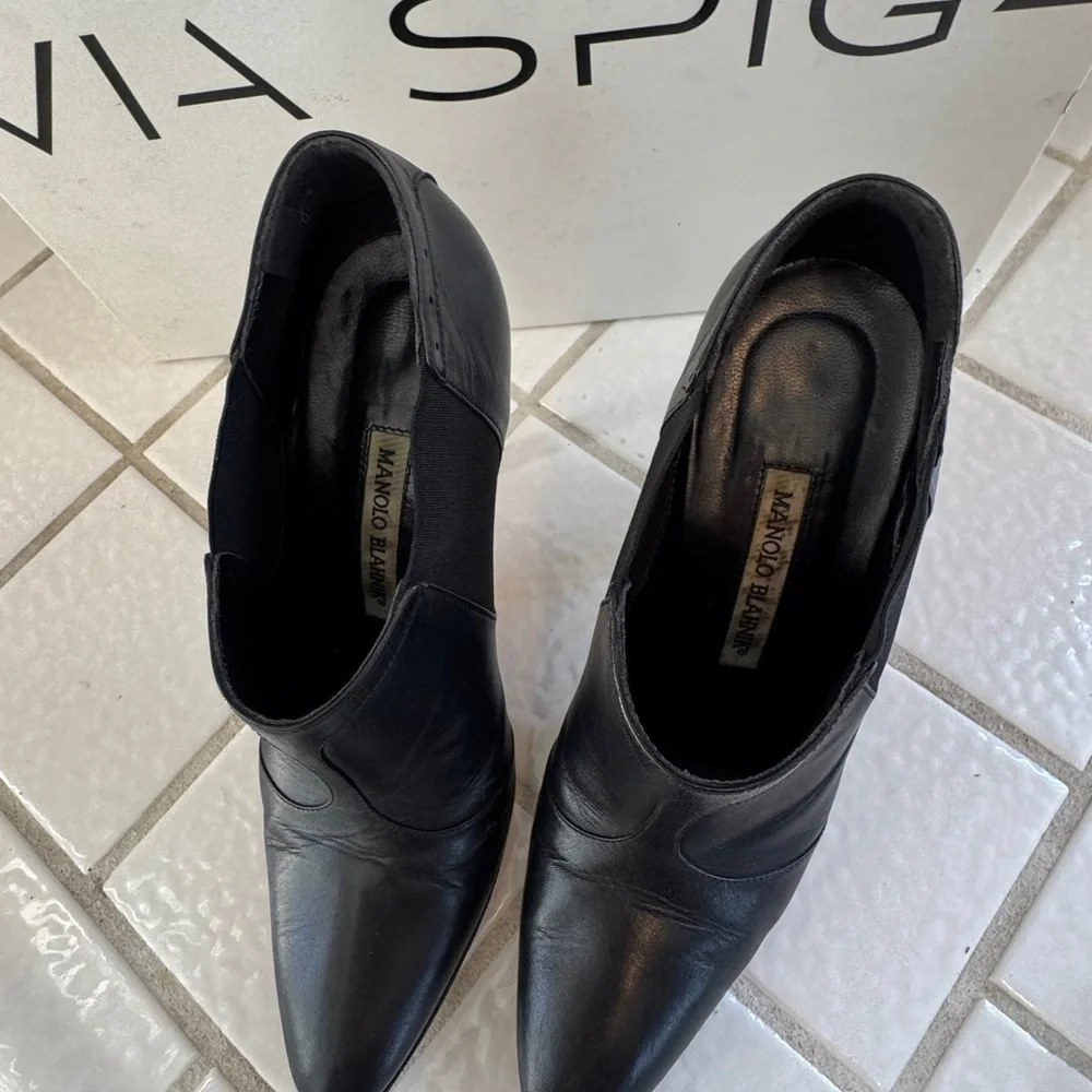Manolo Blahnik Black Pointed-Toe Leather Ankle Booties - Women - Picture 5 of 8